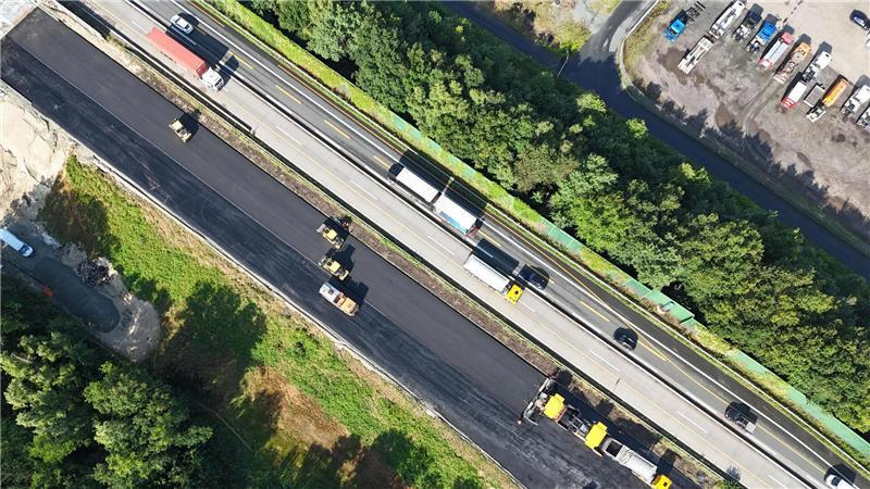 Auch der Autobahnabschnitt direkt an der Brücke wurde neu asphaltiert.