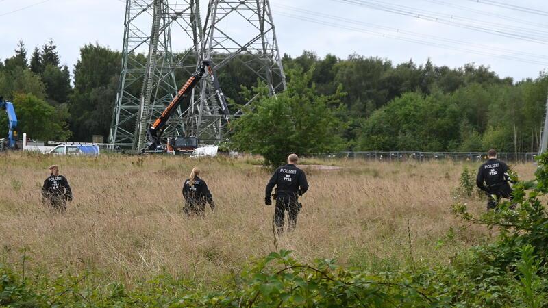 Stromnetz-Saboteure oder Metalldiebe: Polizei auf der Pirsch in Dollern Auch der Bereich unter den Hochspannungsleitungen wird nach Abschussvorrichtungen durchkämmt.
