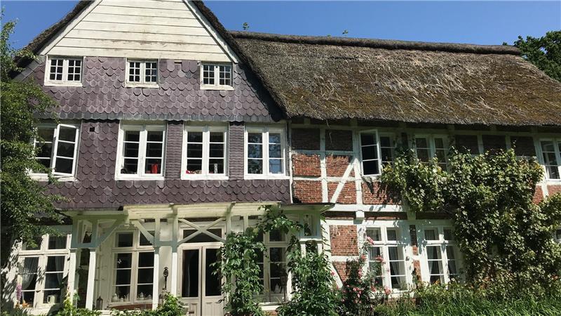 Auch der Blick aufs Gutshaus Neuensteden von der Gartenseite zeigt, dass hier ein dauerhafter Handlungsbedarf besteht.