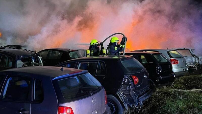 Auch der Brand bei einem Autoverwerter in Rotenburg soll auf das Konto der drei Verurteilten gehen.
