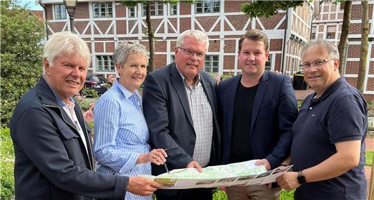 Auch der Bürgerverein Jork unterstützt Matthias Riel im Bürgermeisterwahlkampf 2026. Von links: Alfred Behnke, Heike Dethloff, Matthias Riel, Timm Hubert und Partho Banerjea.