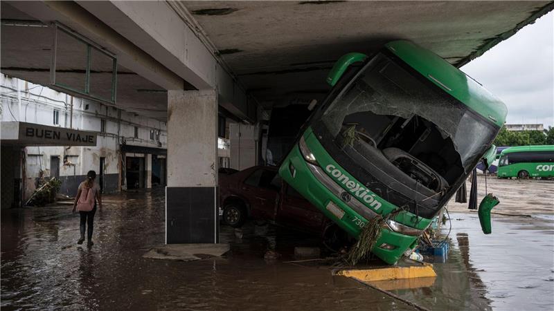 Unwetter in Mexiko: Mehr als 40 Tote und viele Vermisste Auch der Busbahnhof der Stadt Poza Rica im Bundesstaat Veracruz stand unter Wasser.
