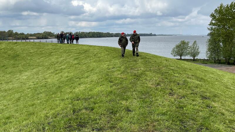 Trotz Richterspruchs: Hamburg will Hahnöfersand mit Trick zu Feldlerchen-Paradies machen Auch der Elbdeich auf Hahnöfersand muss klimawandelbedingt erhöht werden.