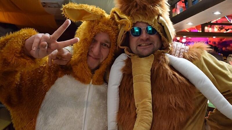Auch der Elferrat mutiert hier zum Feierbiest: Hase Jan und Mammut Jan haben beide bereits regiert.