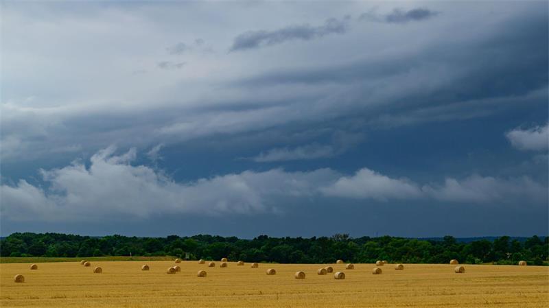 Auch der Freitag bringt einen Mix aus Sonne, Quellwolken, Schauern und einzelnen Gewittern. (Archivbild)