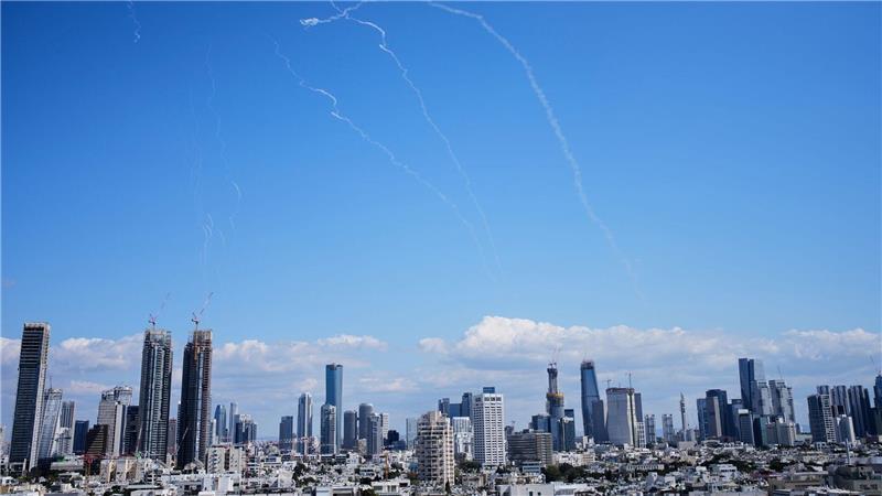 Israel greift Teheran an - Iran will Tod von Chamenei rächen Auch der Iran setzte seine Angriffe fort - nicht nur auf Israel.