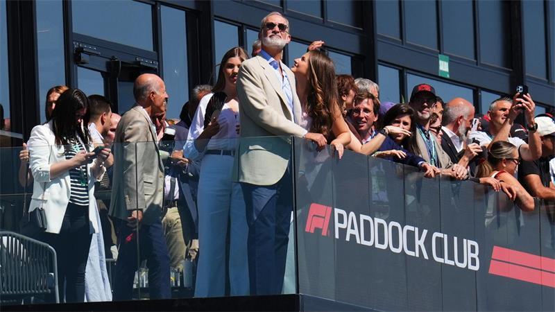 Mit der Nelke vom Papa: Antonelli-Triumph auf dem Madring Auch der König wollte sich die Rückkehr der Formel 1 nach Madrid nicht entgehen lassen.