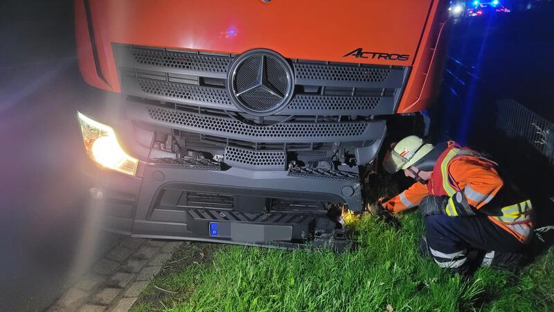 Auto stößt auf Bundesstraße mit Lkw zusammen – Fahrer verletzt Auch der LKW wurde stark beschädigt. Foto: Polizei