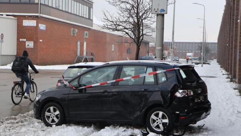 Glättewarnung: Verunglückte Laster sorgen für Staus auf A7, A1 und A27 Auch der Laternenmast wurde beschädigt.