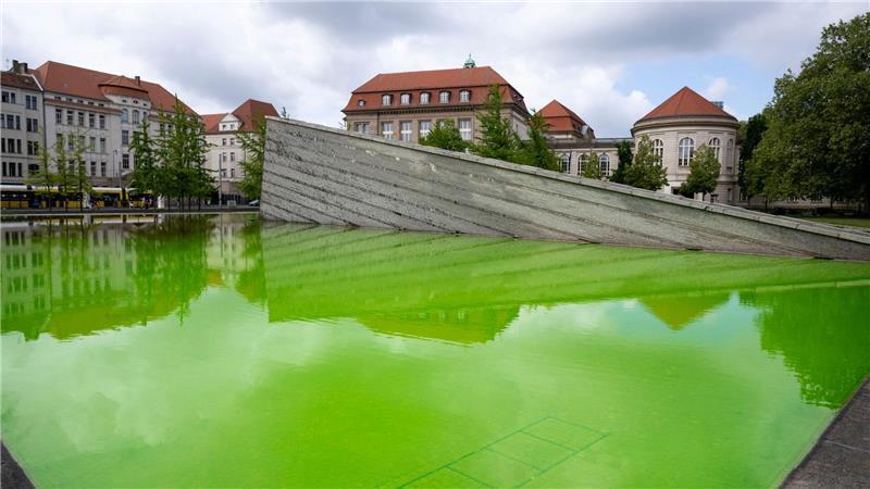 Auch der Mauerbrunnen vor dem Wirtschaftsministerium in Berlin leuchtete am Morgen grün.