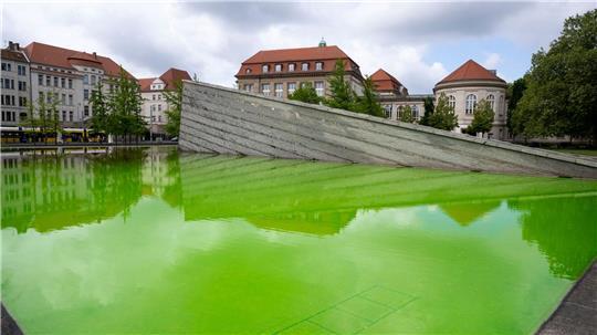 Auch der Mauerbrunnen vor dem Wirtschaftsministerium in Berlin leuchtete am Morgen grün.