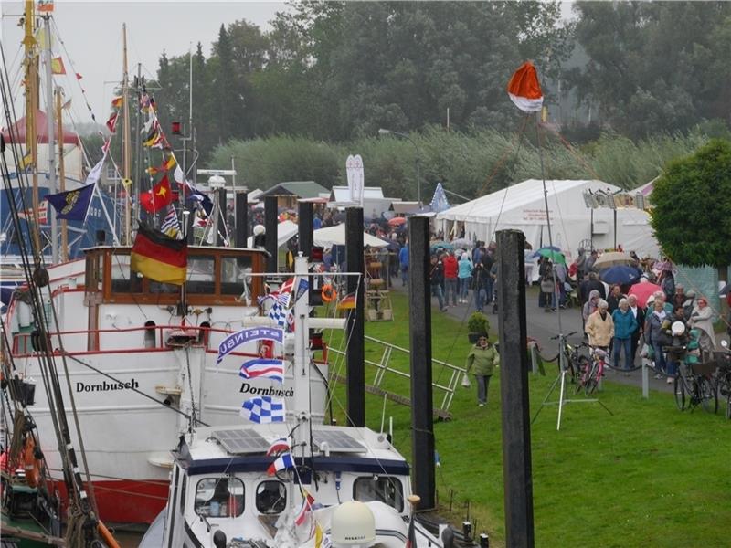Auch der Nieselregen am Sonntag hielt die Besucher nicht vom Bummel über das Hafenfest ab. Foto: Umland