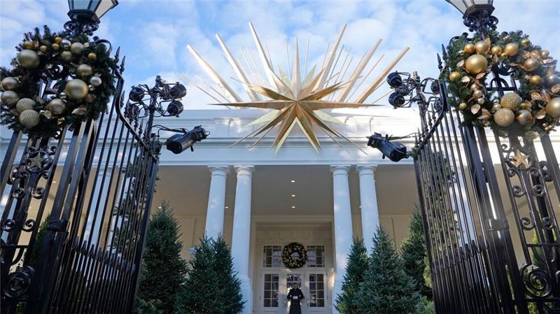 Jill Bidens Weihnachtsdeko: 165.075 Lichter im Weißen Haus Auch der Osteingang des Weißen Hauses ist bereits weihnachtlich geschmückt.
