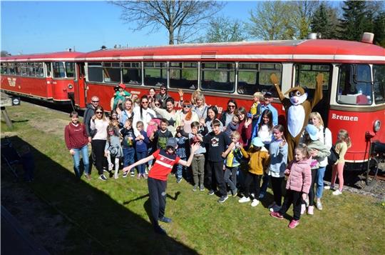 Auch der Osterhase war bei der Ausflugsfahrt der ukrainischen Kinder dabei. Sie wurden von ihren Müttern begleitet. Die Kinder und Frauen vermissen ihre Väter und Männer sehr.