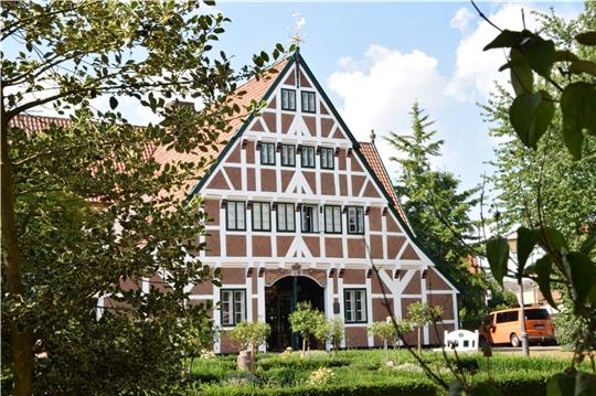 Auch der Ostgiebel des historischen Gräfenhofs ist jetzt saniert. Auf der Spitze ist der Windanzeiger zu sehen. Fotos: Battmer, privat