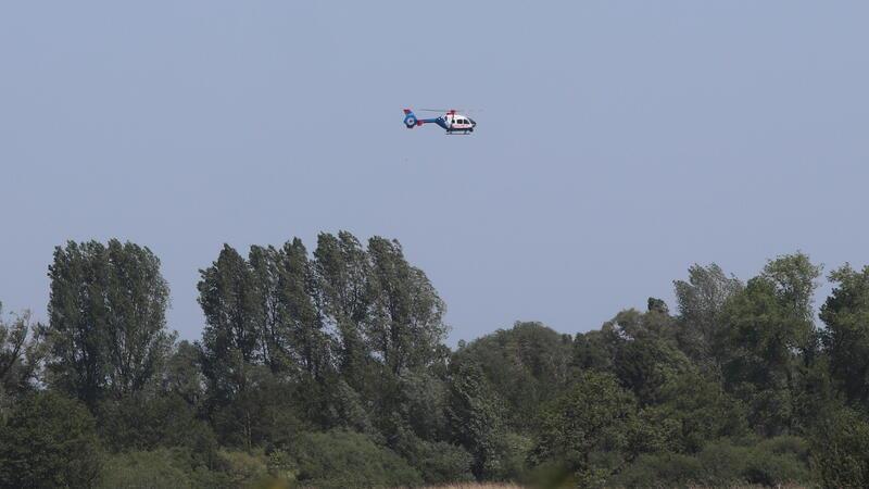 Auch der Polizeihubschrauber flog über die Oste.