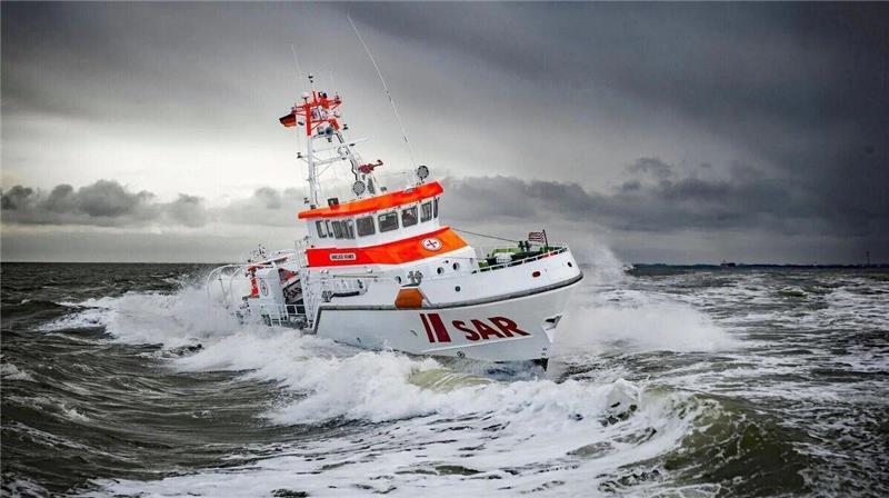 Auch der Seenotrettungskreuzer „Anneliese Kramer“ der Station Cuxhaven war im Einsatz, um den Seemann zu finden.