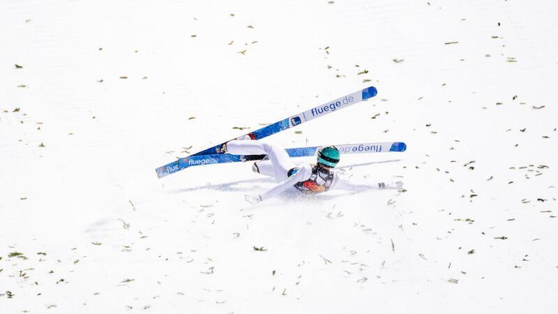 Extremer Wind: Skifliegen nach einem Durchgang abgebrochen Auch der Slowene Timi Zajc stürzte.
