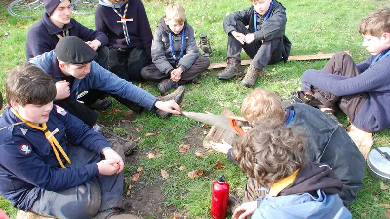 Singen am Lagerfeuer statt Daddeln am Handy: Sind Pfadfinder noch zeitgemäß? Auch der Umgang mit Säge und anderem Werkzeug wird vermittelt.