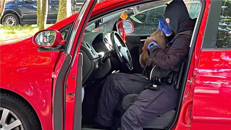 Schleuser-Prozess: Staderin legt ein Geständnis ab Auch der VW Golf der Angeklagten wurde 2023 durchsucht.