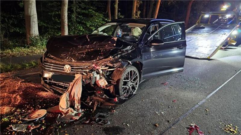 Auch der VW Passat wird bei dem Unfall stark beschädigt. Foto: Lange