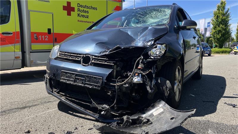 Auch der VW wurde an der Front schwer beschädigt.