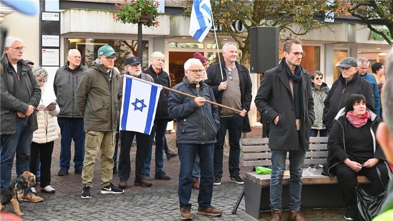 „Antisemitismus ist eine Schande“: Demo gegen Judenhass in Buxtehude Auch der Vertreter des Bunten Blocks und demokratischer Parteien waren vertreten.