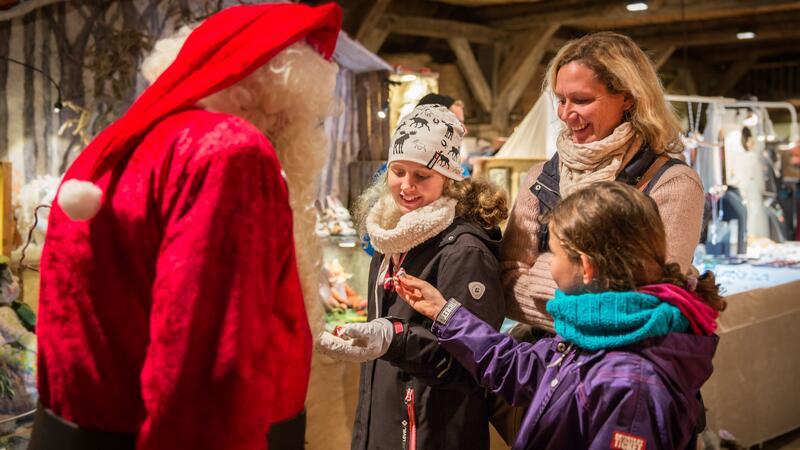 Freilichtmuseum am Kiekeberg veranstaltet Weihnachtsmärkte der Kunsthandwerker Auch der Weihnachtsmann ist bei den Weihnachtsmärkten der Kunsthandwerker dabei.