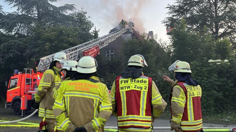 Zug 2 der Stader Feuerwehr hilft bei den Löscharbeiten