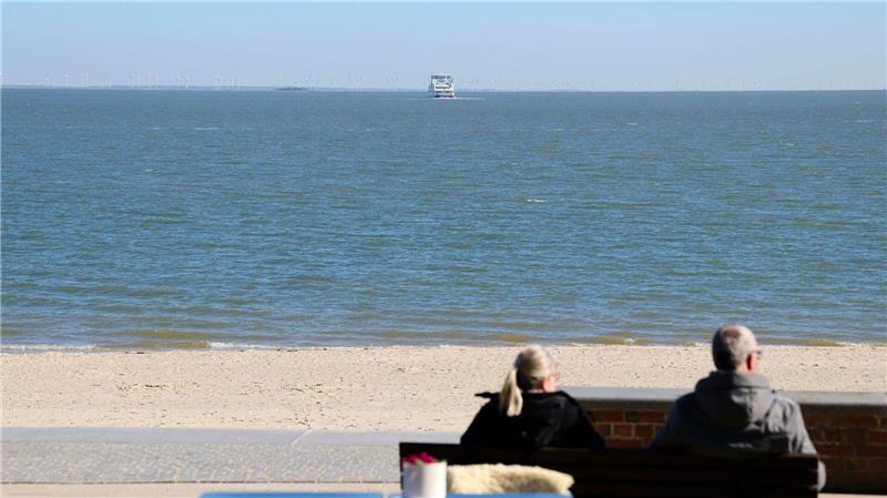 Auch der erste Kaffee mit Blick auf das Meer kann schon im Freien getrunken werden.
