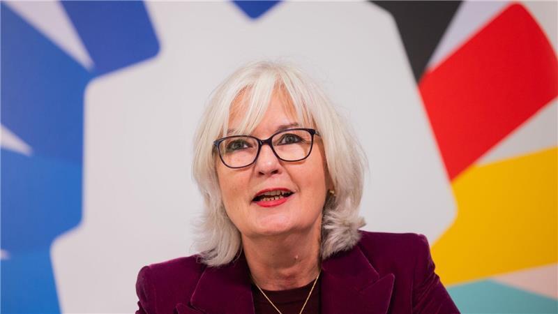 Das „erste Mal“ passiert später - und mit Verhütung Auch der erste Kuss erfolgt später.