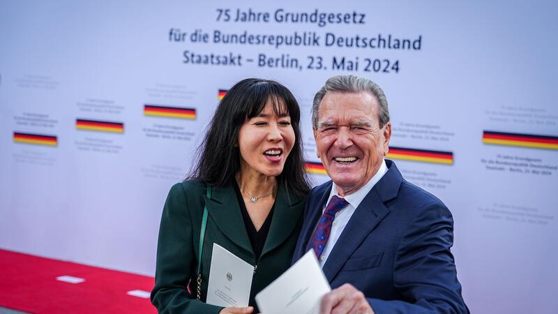 Steinmeier sieht „härtere Jahre“ kommen Auch der frühere Bundeskanzler Gerhard Schröder und So-yeon Schröder-Kim nahmen beim Staatsakt in Berlin teil.