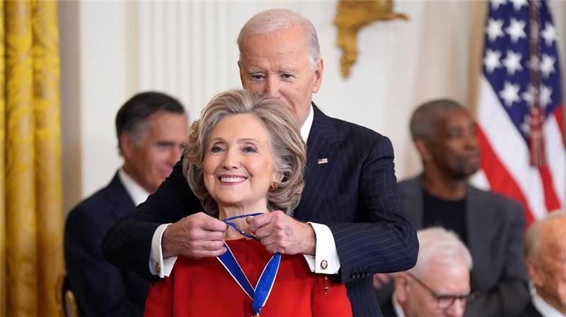 Auch der früheren US-Außenministerin Hillary Clinton legte Biden die Medaille um.