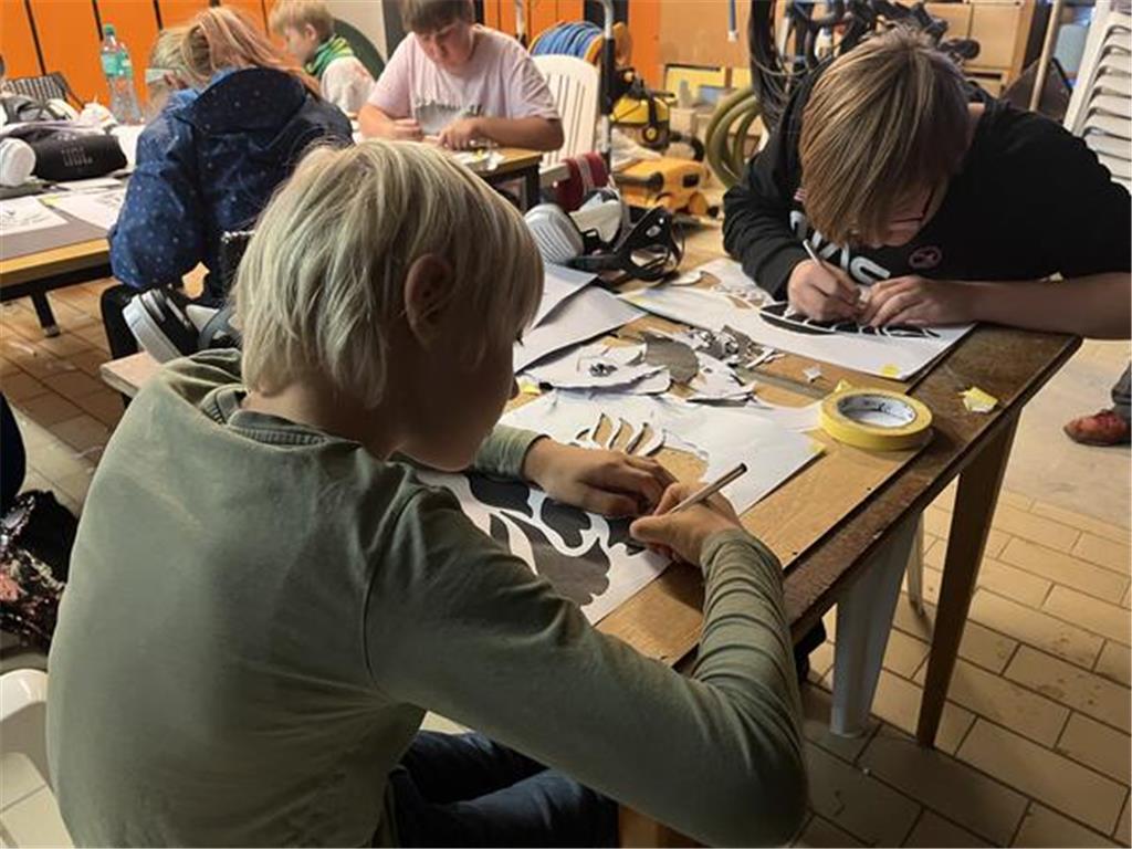 Auch der neunjährige Maximilian arbeitet hochkonzentriert an seiner Schablone.