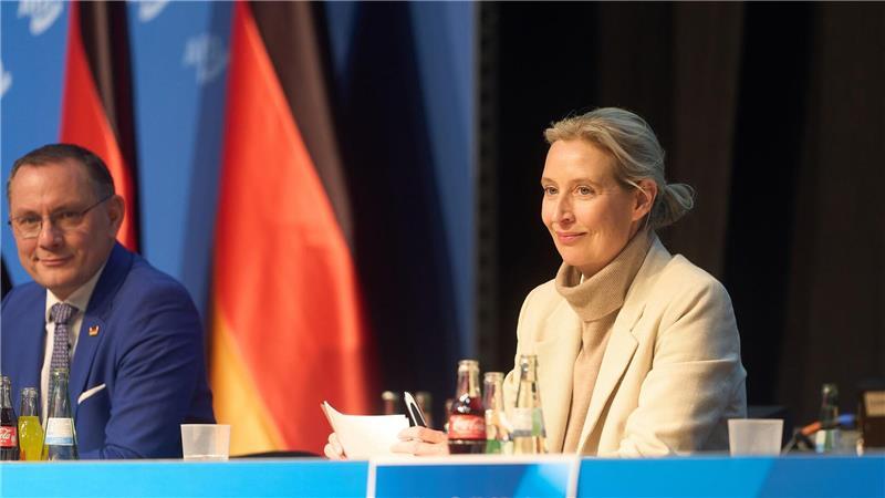 Auch die AfD-Bundesvorsitzenden Weidel und Chrupalla trafen mit Verspätung ein. 