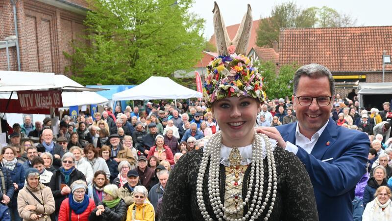 Auch die Altländer Blütenkönigin Anna-Sophie Sietas, hier bei ihrer Krönung durch Landrat Kai Seefried im Mai 2023, wird für das Projekt interviewt.