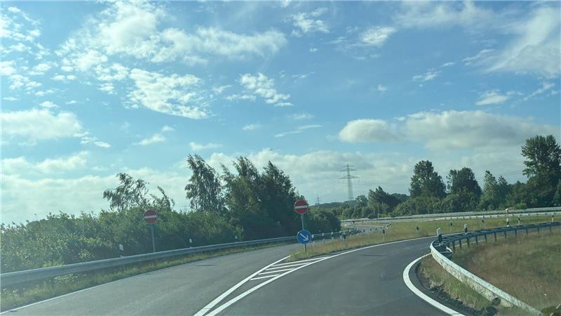 Auch die Auf- und Abfahrt in Jork sind wieder uneingeschränkt befahrbar.