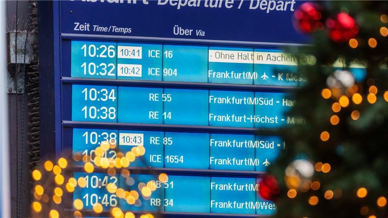 Heiligabend in der Wochenmitte entzerrt Reiseverkehr Auch die Bahn erwartet, dass sich der Andrang auf die Tage vor Heiligabend verteilt. (Symbolbild)