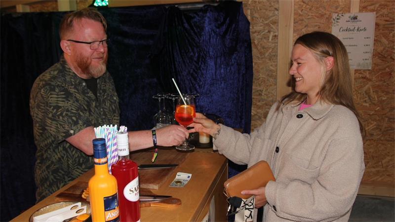 Dorfladen, Höfe, Deko: Was Oldendorfs Betriebe zu bieten haben Auch die Cocktailbar des Kultur- & Heimatvereins Oldendorf ist ein beliebter Treffpunkt auf dem Oldendorfer Bauernmarkt.