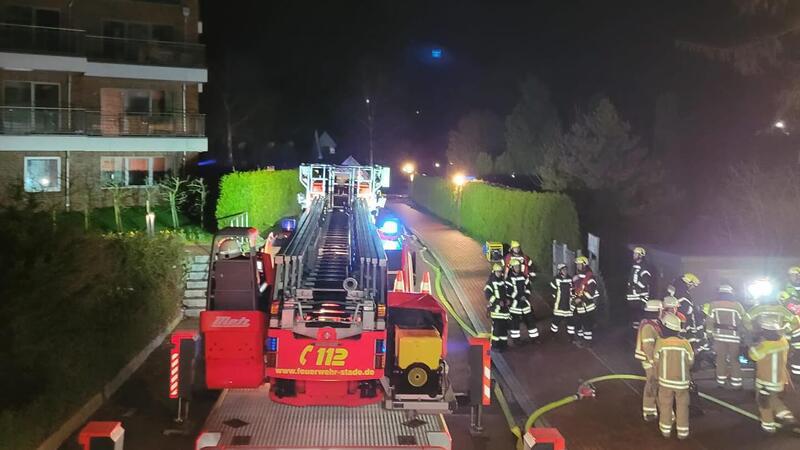 Feuerwehr rückt zum Elbstrand Resort Krautsand aus Auch die Drehleiter der Stader Feuerwehr war im Einsatz.