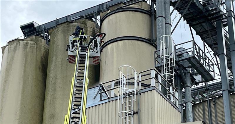 Auch die Drehleitern aus Harsefeld und Buxtehude sind in Apensen im Einsatz.