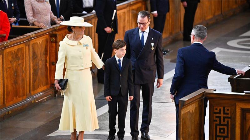 Schwedens Königspaar feiert die Liebe – nur Estelle fehlt Auch die Familie von Kronprinzessin Victoria (links) kam zum Gottesdienst. Nur Tochter Estelle fehlte - sie ist gerade auf einer Sprachreise.