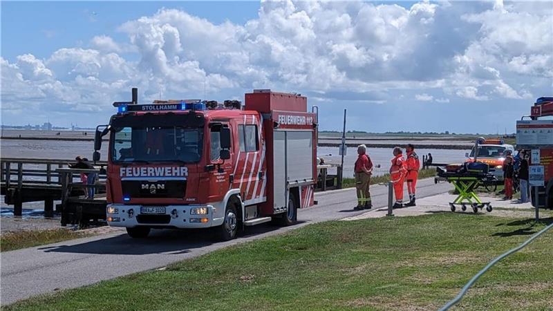 Helikopter-Crew rettet Wattwanderer von Sandbank Auch die Feuerwehr war in Burhave im Einsatz. Foto: Privat