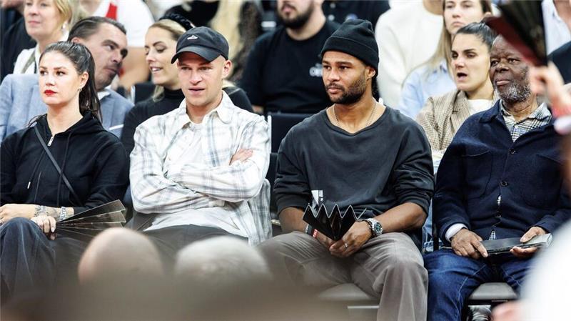 Startcoup in neuer Halle: Bayern-Basketballer schlagen Real Auch die Fußball-Nationalspieler Joshua Kimmich (links) und Serge Gnaby kamen zum ersten Spiel in den SAP Garden.