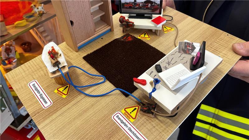 Auch die Gefahren von Elektrobränden werden mit dem Rauchhaus spielerisch vermittelt.