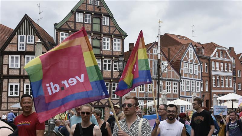 CSD in Stade: Fest der Vielfalt und starkes Zeichen gegen Ausgrenzung Auch die Gewerkschaft zeigt Flagge.