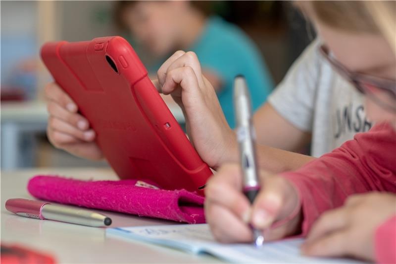 Nordkehdingen investiert 400.000 Euro in die Digitalisierung der Schulen Auch die Grundschulen in Nordkehdingen sollen möglichst schnell mit Tablets ausgestattet werden. Foto: Armin Weigel/dpa