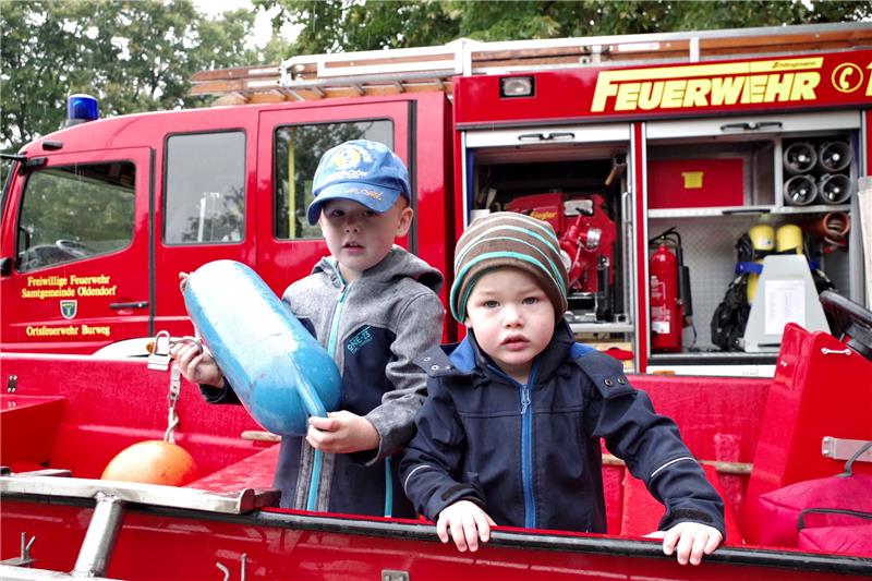 Auch die Jüngsten haben Spaß bei der Feuerwehr in Himmelpforten. Foto Hillyer-Funke