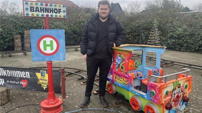 Auch die Kindereisenbahn wurde schon von ungebetenen Gästen nachts beschädigt. Was sich die Täter dabei denken kann weder Koos noch sein Vater Udo Venema verstehen. Foto: Krabbenhoeft
