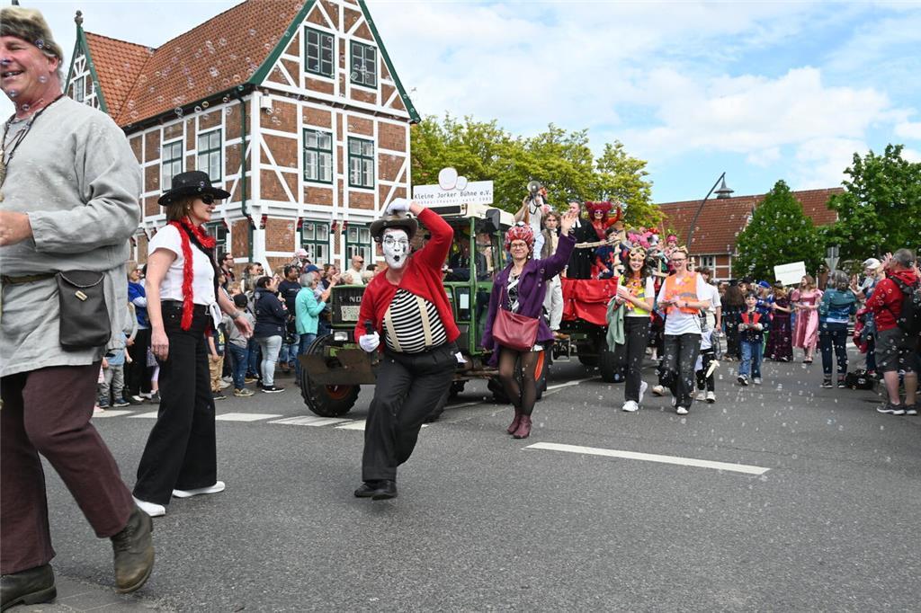 Auch die Kleine Jorker Bühne war beim Corso vertreten.  Blütenfest 2025